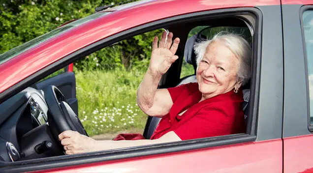 Stariji vozači, baka za volanom, djed za volanom