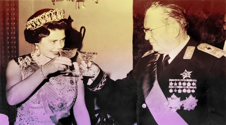 Kraljica Elizabeta II nazdravlja Josipu Brozu Titu tijekom banketa u Belom dvoru 1972. godine