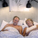 Muž i žena se dosađuju u krevetu