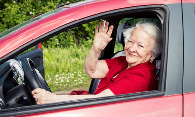 Stariji vozači, baka za volanom, djed za volanom
