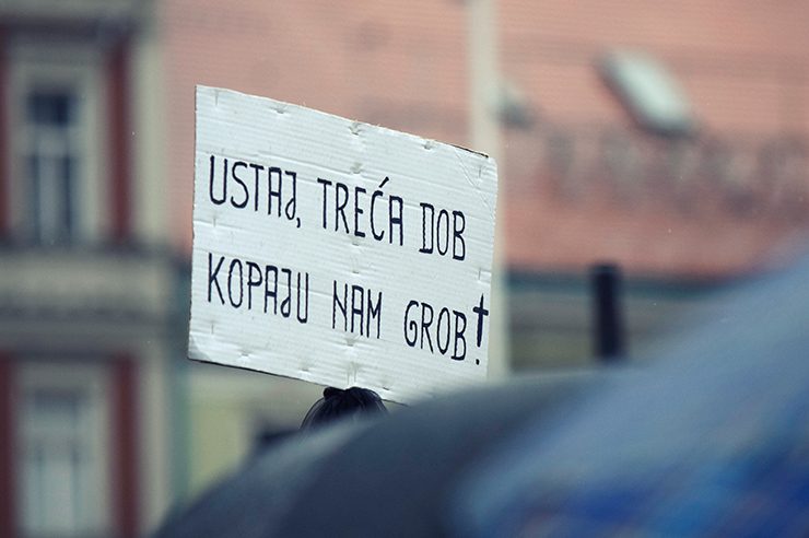 izlazi sa starijim grčkim muškarcem