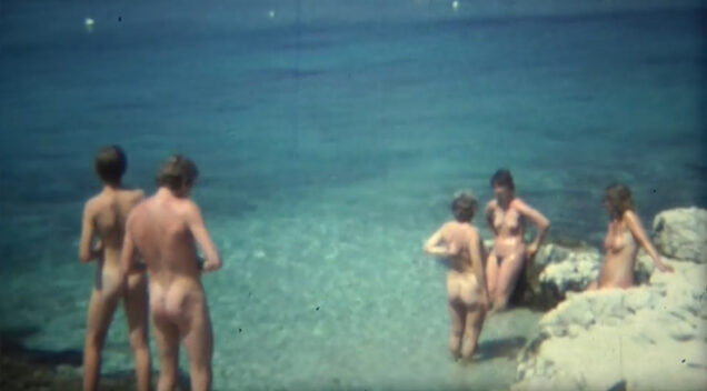 Goli muškarci na nudističkoj plaži