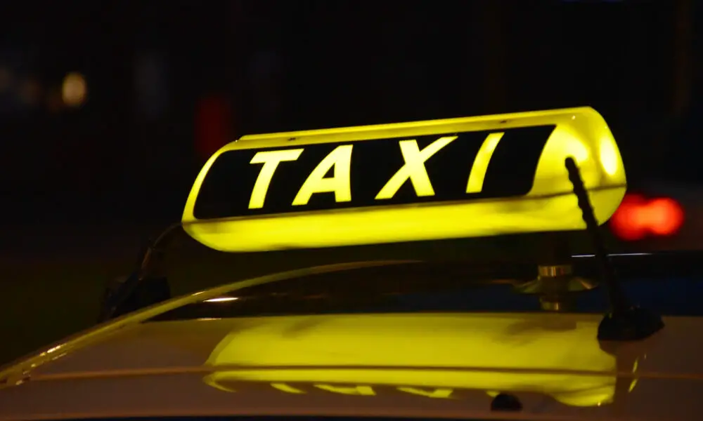 Taksist opljačkao staricu