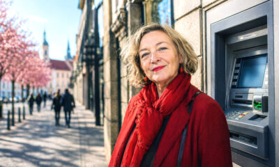 Zagrepčanka Božena stoji kraj bankomata.