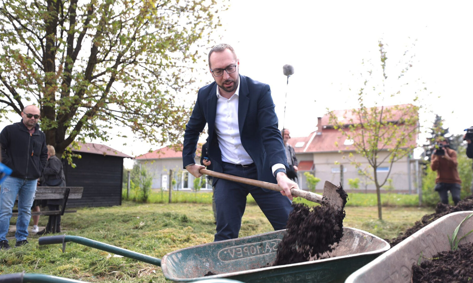 Zagrebački gradonačelnik Tomislav Tomašević najavio je podjelu drva za ogrjev energetski siromašnim kućanstvima.