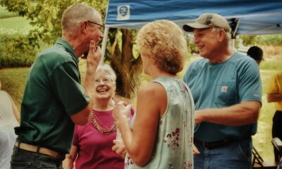 Stariji ljudi u prijateljskom druženju.