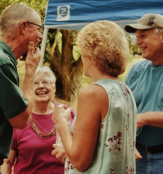 Stariji ljudi u prijateljskom druženju.