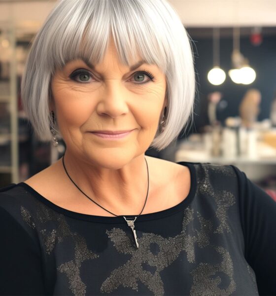 Frizerka Laura Yochum i vlasnik salona Jim Roberts dijele 13 savjeta za njegu kose žena u zreloj dobi. Preporučuju svjetlije tonove boje, suptilne promjene, prijelaz u sijedu kosu te eksperimentiranje s duljinom i stilom. Savjetuju prilagodbu proizvoda i tehnika šišanja te naglašavaju važnost konzultacija s frizerom