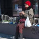 Umirovljenica Mila prodaje čarape na ulici kako bi preživjela.