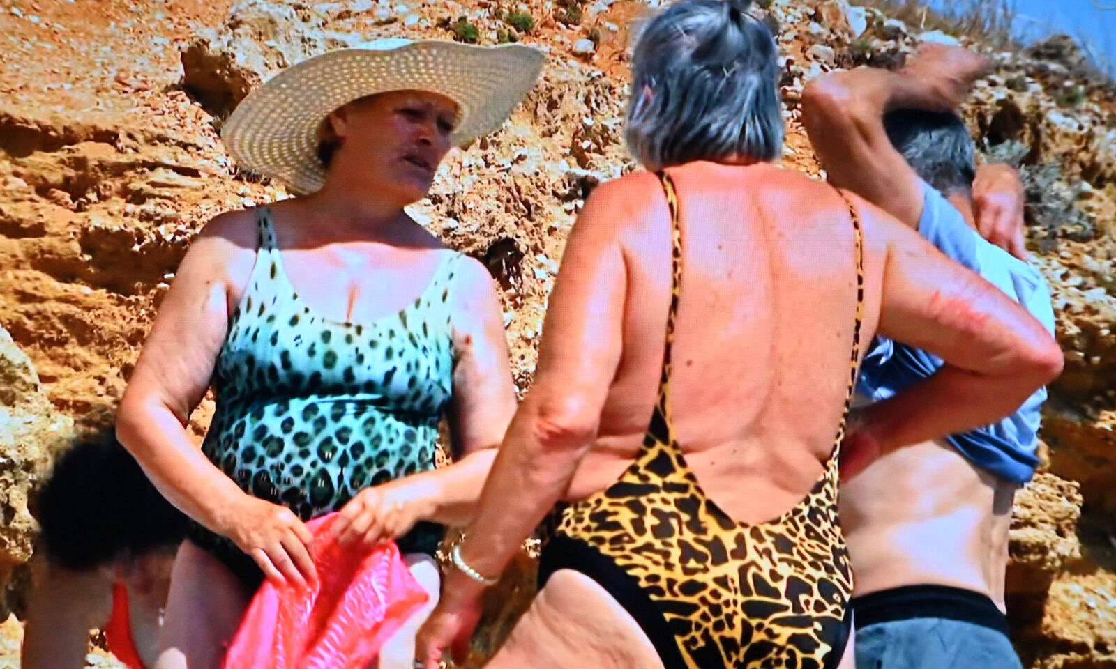 tjepan Runtek i njegove djevojke u zabavnoj sceni na plaži iz najnovije epizode RTL-ovog zbiljokaza. Smijeh, komplimenti i različita mišljenja o kupaćim kostimima obogaćuju ovu neobičnu situaciju. Stjepan ostaje galantan i smiren unatoč komentarima o svojoj figuri.