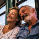Uživajte u besplatnom vlak-prijevozu za umirovljenike! Sretni par putuje bez brige, čineći svakodnevna i povremena putovanja dostupnima. Ekološki i udobno!