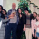 Bruce Willis s obitelji slavi Božić, a posebno se ističe povezanost s bivšom suprugom Demi Moore i njihovim kćerima. Unatoč glumačkoj legendi boluje od teške frontotemporalne demencije, što je dodatno zbližilo proširenu obitelj. Svi članovi, uključujući i Bruceovu sadašnju suprugu Emmu Heming, zajedno podržavaju glumca. Njihova solidarnost, čak i u teškim trenucima, ističe se u svijetu gdje razvod često donosi podjele. #BruceWillis #Božić #Obitelj #Solidarnost #FrontotemporalnaDemencija
