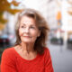 Umirovljena učiteljica Elena B., 77 godina, otkriva tajnu vitalnosti. Aktivna, puna energije, s umjetnim koljenima, dijeli majčine mudrosti o starenju i životu. Njezina poruka: Ostanite aktivni, učite, razvijajte um, njegujte prijateljstva, bez obzira na godine.