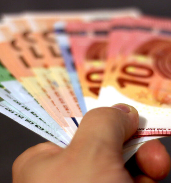 Kako su zakonske promjene u vezi s mirovinskim sustavom utjecale na administrativno rasterećenje umirovljenika? Koje su ključne novine u zakonu koje omogućuju veću slobodu korisnicima u odabiru fondova i kategorija za štednju u drugom mirovinskom stupu? Što se događa s sredstvima iz drugog mirovinskog stupa ako umirovljenici ne potpišu ugovor o mirovini unutar propisanog 12-mjesečnog roka, kako je objasnio državni tajnik Ivan Vidiš i direktorica UMFO-a Dijana Bojčeta Markoja?