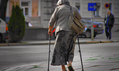 Antonija, 69-godišnja umirovljenica iz Zagreba, suočila se s iznenadnim bolovima u koljenu. Nakon dugog čekanja i financijskih izazova, pronašla je spas kroz operaciju. Savjetuje svima da se ne boje operacije i naglašava važnost upornosti u oporavku.