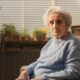 Marija iz Zagreba, 90, uzdiše od samoće. Sjeća se prijateljice Blaženke, svoje najbolje psihoterapeutkinje. Želi brz i lak odlazak, umorna od gubitka i nemoći. Oštra je prema neodgojenima, ali sada je svakodnevica svedena na televizor.