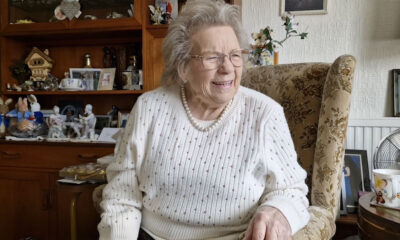 Violet Garratty, dugogodišnja radnica iz Sheffielda, nedavno se umirovila nakon 32 godine rada u hotelu Kenwood Hall. Rođena u Lincolnshireu, preselila se u Sheffield kao dijete. Nakon što je radila u Teatru Crucible, postala je konobarica u Kenwood Hallu, gdje je posluživala mnoge poznate osobe.