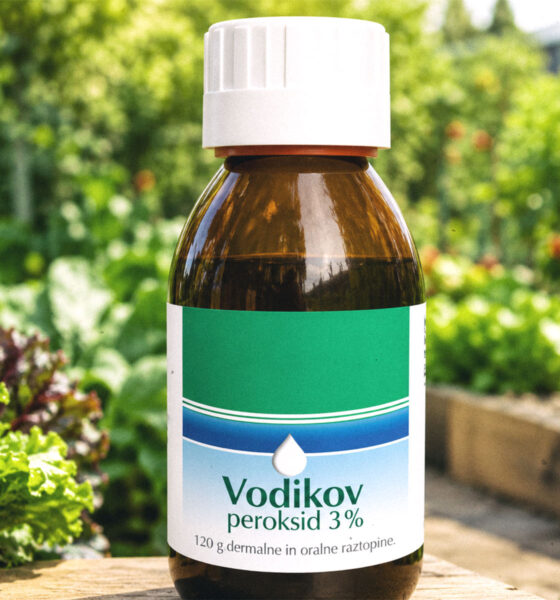 Bočica vodikovog peroksida u vrtu.