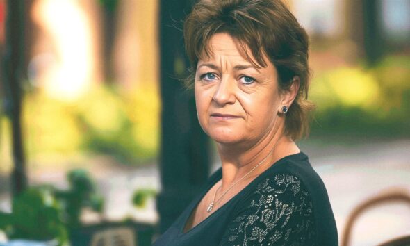 Umirovljenica Zinka boji se gubitka doma zbog dugova. Naslijedila je imovinu i kredite, a kći odbija plaćati svoj dio. Zinka sama pokriva sve troškove.