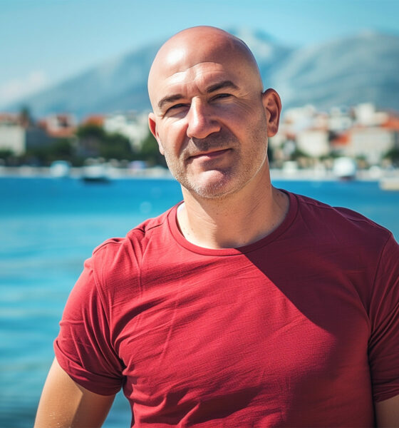 Steve Adcock (43) umirovio se sa samo 35 godina nakon što je uštedio gotovo milijun eura i ulagao u dionice, a danas dijeli savjete o financijskoj neovisnosti kroz newsletter *Millionaire Habits*. Suočava se s mitovima o ranom umirovljenju poput dosade, bračnih problema i nemogućnosti povratka na posao te objašnjava kako ih izbjeći strateškim planiranjem i razvojem osobnih hobija i projekata.