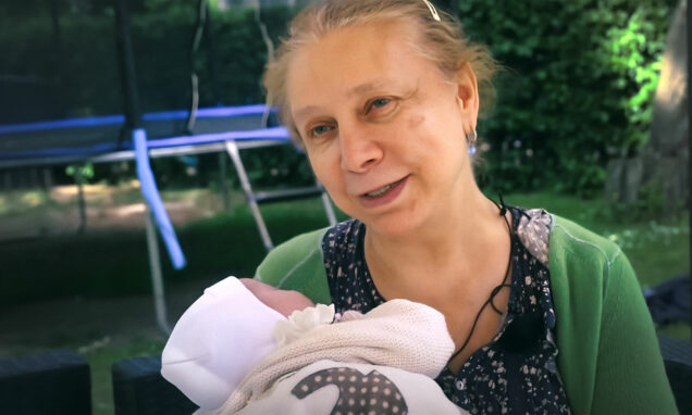 Ravnateljica muzeja u Berlinu, Alexandra Hildebrandt, rodila je svoje deseto dijete u 66. godini. Unatoč godinama i šest prethodnih carskih rezova, rodila je zdravog dječaka bez komplikacija. Kasnu trudnoću pripisuje zdravom životu, a ne potpomognutoj oplodnji.