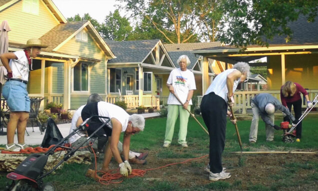 U Oakcreek Communityju u Oklahomi, osobe 55+ pronalaze novi način života u mirovini – kroz zajedništvo, podršku i druženje. Zajednica nudi privatnost i neovisnost, ali i sigurnost, društvo te osjećaj pripadnosti, bez prisile i institucionalizacije.
