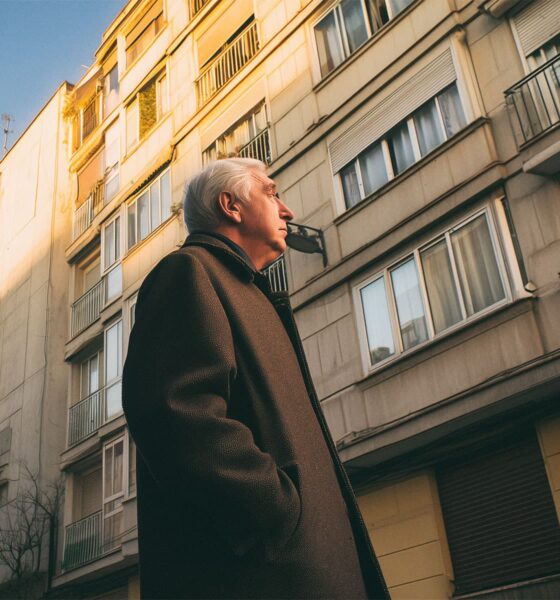 Umirovljenik Carmelo već sedam godina ne može u svoj stan jer su najmoprimci, koji ne plaćaju najamninu ni režije, proglašeni zaštićenima. Sudski se bori godinama, a dug prelazi 70.000 eura. Njegova priča otkriva težak položaj malih iznajmljivača u Španjolskoj.