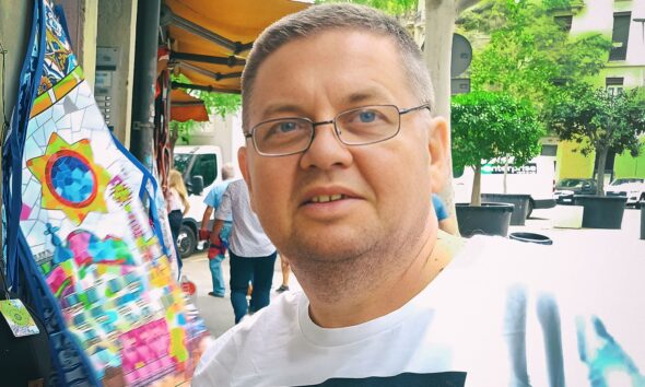 Zagrepčanin Predrag Herak godinama je živio neuredno – radio je kao konobar, pušio, loše se hranio i zanemario zdravlje. Nakon infarkta i devet reanimacija, okrenuo je novi list – vježba, kuha zdravo i ponovno uživa u životu.