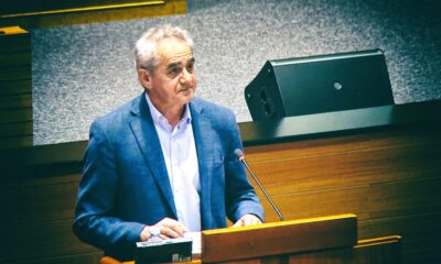 Zastupnik Damir Bakić za saborskom govornicom tijekom izlaganja u Hrvatskom saboru, odjeven u plavi sako i bijelu košulju, s ozbiljnim izrazom lica.