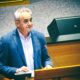 Zastupnik Damir Bakić za saborskom govornicom tijekom izlaganja u Hrvatskom saboru, odjeven u plavi sako i bijelu košulju, s ozbiljnim izrazom lica.