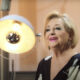 Glazbena diva Gabi Novak u studijskom okruženju – zrači elegancijom, osmijehom i profinjenom prisutnošću pred mikrofonom.