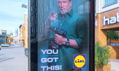 Reklama za Lidl na uličnoj oglasnoj ploči prikazuje Arnolda Schwarzeneggera s bušilicom Parkside u ruci i porukom You got this, promovirajući alate u poznatom maloprodajnom lancu.