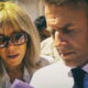 Francuski predsjednik Emmanuel Macron i njegova supruga Brigitte Macron u zajedničkom javnom nastupu, fokusirani na dokument tijekom službenog događanja na otvorenom.