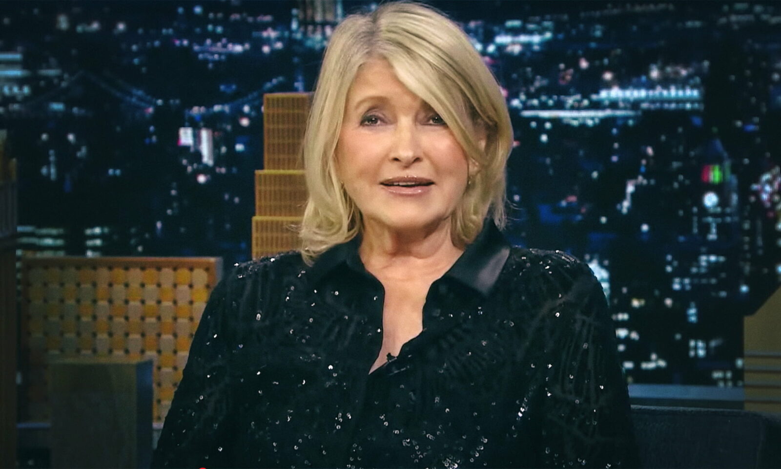 Američka lifestyle ikona Martha Stewart tijekom gostovanja u večernjem TV showu – elegantna, nasmijana i karizmatična kao uvijek.