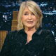 Američka lifestyle ikona Martha Stewart tijekom gostovanja u večernjem TV showu – elegantna, nasmijana i karizmatična kao uvijek.