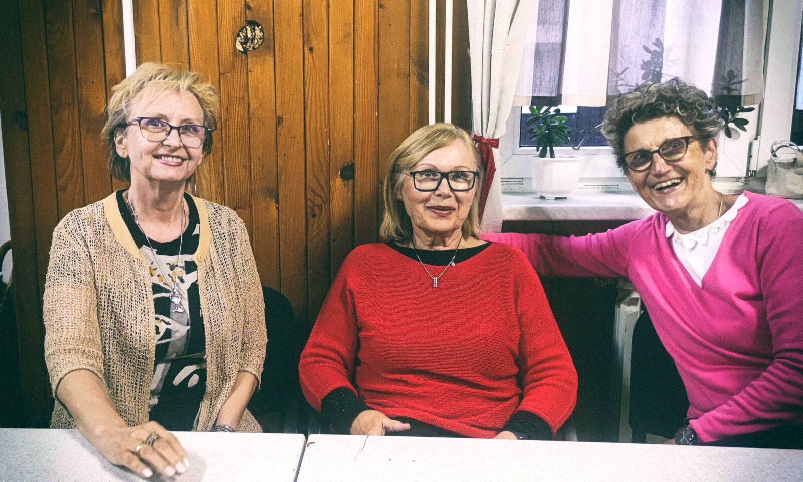 Umirovljenice iz Zagreba pronašle su novu radost u pjevanju s Gospel zborom Sunce. Zbor im pruža smijeh, podršku i ispunjenje, a kroz probe, nastupe i humanitarni rad osjećaju se korisno i povezano. Pjevanje im je postalo stil života i izvor sreće.