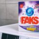 Kutija deterdženta za pranje rublja Faks Helizim s mirisom lavande i smilja, postavljena na perilicu rublja u kupaonici.