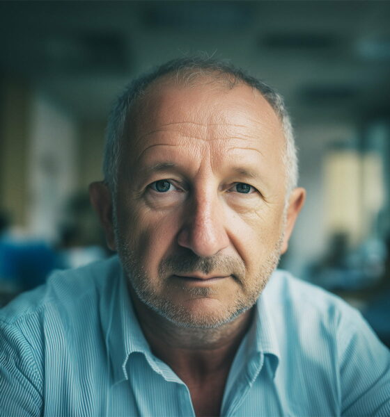 Mato Jarić, službenik državne uprave, sjedi u uredu – ilustracija priče o mirovinskoj budućnosti radnika s prosječnom plaćom.