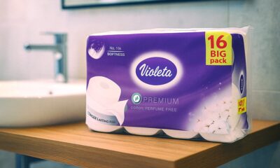 Paket toaletnog papira marke Violeta u ljubičastoj ambalaži s oznakom '16 BIG pack', postavljen na drvenu površinu uz umivaonik u kupaonici.