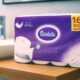 Paket toaletnog papira marke Violeta u ljubičastoj ambalaži s oznakom '16 BIG pack', postavljen na drvenu površinu uz umivaonik u kupaonici.