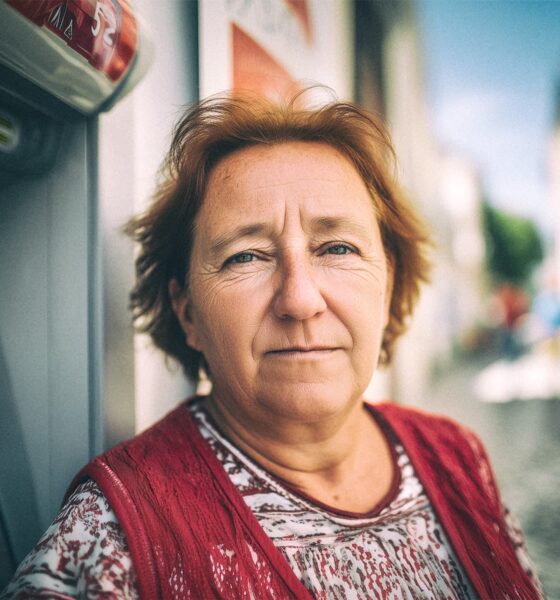 Sanja Mašić ispred bankomata u gradskoj ulici – ilustracija teme o mirovinama, financijama i životu umirovljenika u Hrvatskoj.