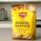 Paket Schär Mix It Dunkel Rustico bezglutenskog brašna na kuhinjskoj radnoj površini.