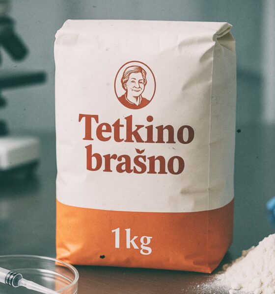 Paket brašna Tetkino brašno od 1 kg na laboratorijskom stolu uz mikroskop, špricu i rukavicu.
