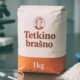 Paket brašna Tetkino brašno od 1 kg na laboratorijskom stolu uz mikroskop, špricu i rukavicu.