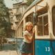 Djevojčica se vozi zagrebačkim tramvajem broj 12 kroz staru gradsku četvrt – retro scena iz 1970-ih u Zagrebu.