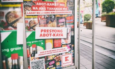 Kauflandova reklama na tagalogu na tramvajskom stajalištu u Zagrebu.