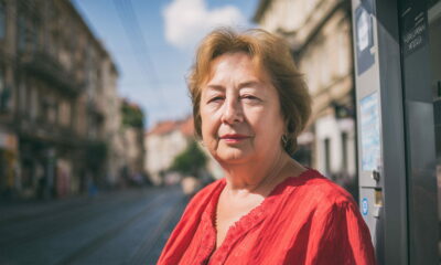 žena u crvenoj bluzi, umirovljenica, stoji kraj bankomata u Ilici u Zagrebu.