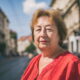 žena u crvenoj bluzi, umirovljenica, stoji kraj bankomata u Ilici u Zagrebu.