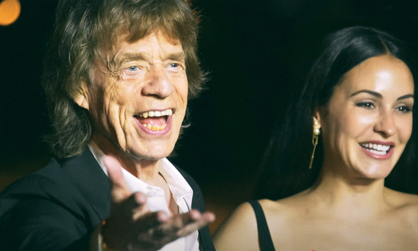 Mick Jagger, legendarni frontmen grupe The Rolling Stones, i njegova zaručnica Melanie Hamrick. Melanie Hamrick je bivša balerina i koreografkinja, 44 godine mlađa od Jaggera. Par je zajedno od 2014. godine, a zaručili su se prije dvije do tri godine. Imaju sina Deverauxa, rođenog 2016. godine.