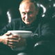 Vladimir Putin, ruski predsjednik, grli kahlicu.